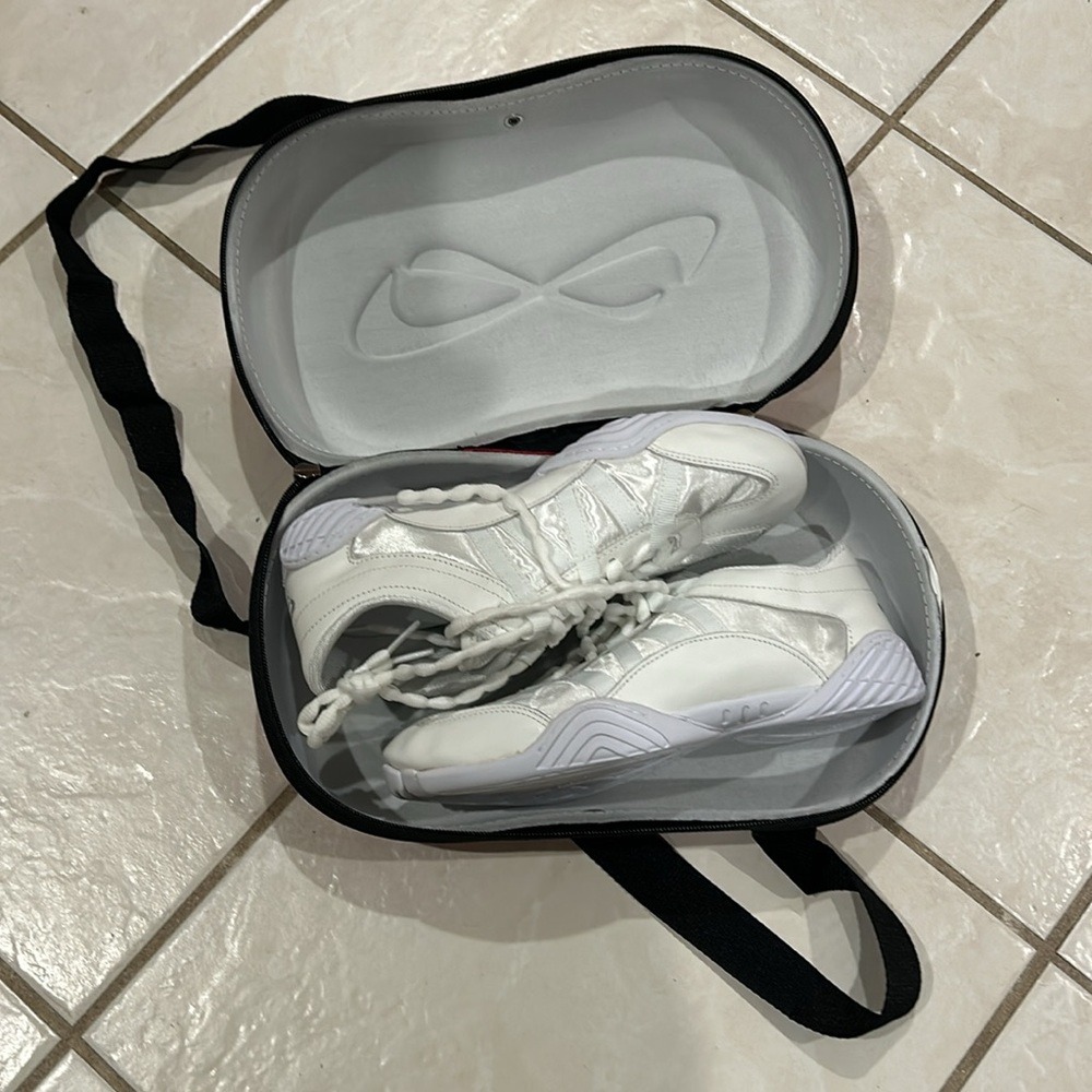 Nfinity EVOLUTION CHEER SHOES size 7.5 with case